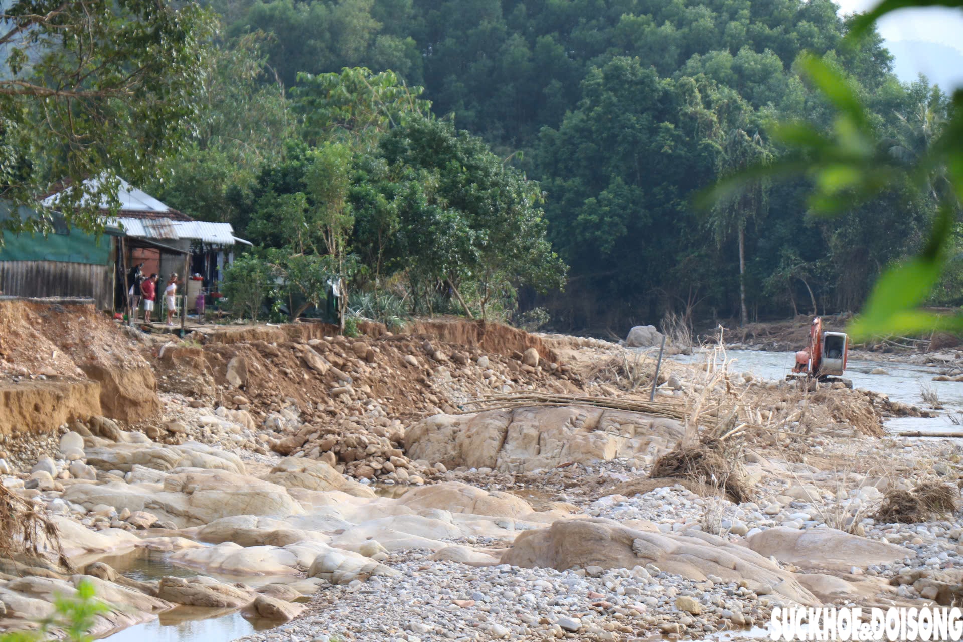 Dòng suối dưới chân Bạch Mã xác xơ sau lũ- Ảnh 1. Dòng suối dưới chân Bạch Mã xác xơ sau lũ- Ảnh 1.