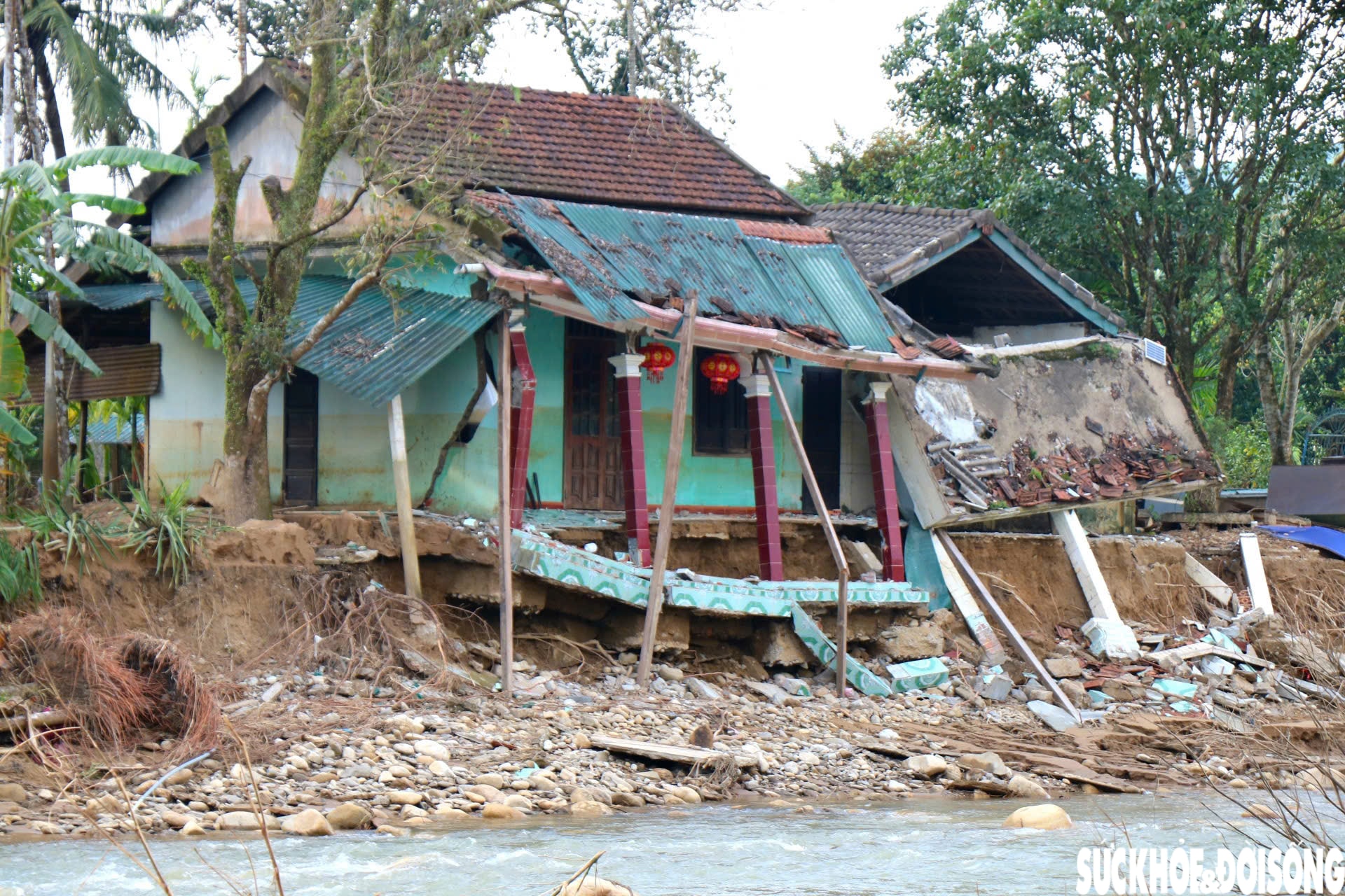 Dòng suối dưới chân Bạch Mã xác xơ sau lũ- Ảnh 4. Dòng suối dưới chân Bạch Mã xác xơ sau lũ- Ảnh 4.