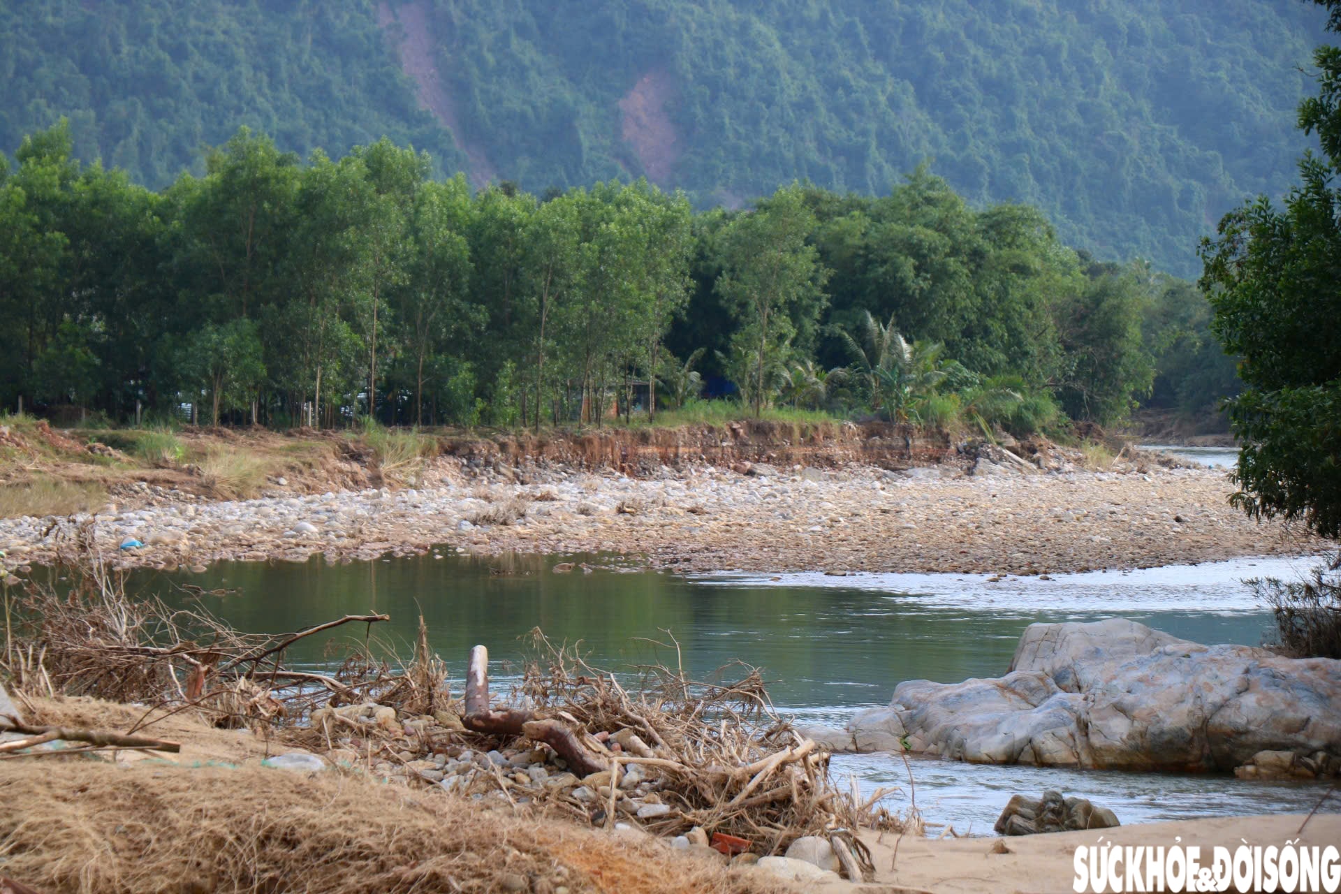 Dòng suối dưới chân Bạch Mã xác xơ sau lũ- Ảnh 7. Dòng suối dưới chân Bạch Mã xác xơ sau lũ- Ảnh 7.