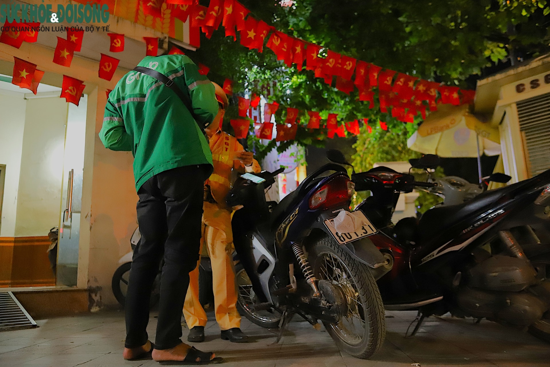 Cánh sát giao thông không nương tay với tài xế ‘né’ phạt với lý do vội vàng, con nhỏ nghịch ngợm - Ảnh 2. Cánh sát giao thông không nương tay với tài xế ‘né’ phạt với lý do vội vàng, con nhỏ nghịch ngợm - Ảnh 2.