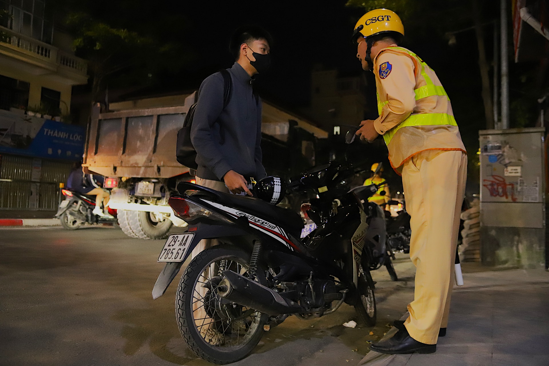 Cánh sát giao thông không nương tay với tài xế ‘né’ phạt với lý do vội vàng, con nhỏ nghịch ngợm - Ảnh 4. Cánh sát giao thông không nương tay với tài xế ‘né’ phạt với lý do vội vàng, con nhỏ nghịch ngợm - Ảnh 4.