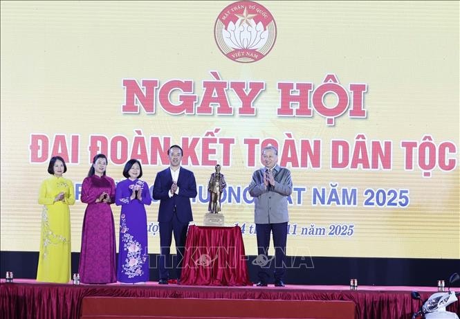 Tổng Bí thư Tô Lâm: Lan tỏa tinh thần '5 dám' và '3 cùng' là góp một viên gạch bền chắc vào ngôi nhà đại đoàn kết Việt Nam- Ảnh 4. Tổng Bí thư Tô Lâm: Lan tỏa tinh thần '5 dám' và '3 cùng' là góp một viên gạch bền chắc vào ngôi nhà đại đoàn kết Việt Nam- Ảnh 4.