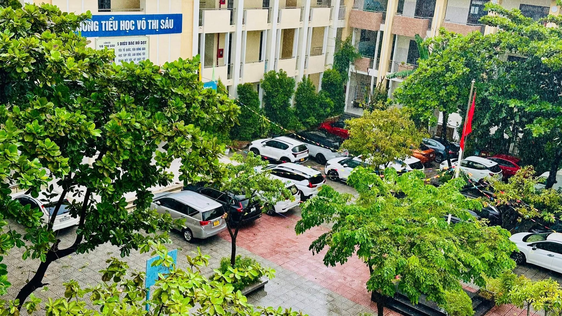 Không nhận hoa, quà 20/11, thầy cô kêu gọi sẻ chia với miền Trung bão lũ- Ảnh 2.