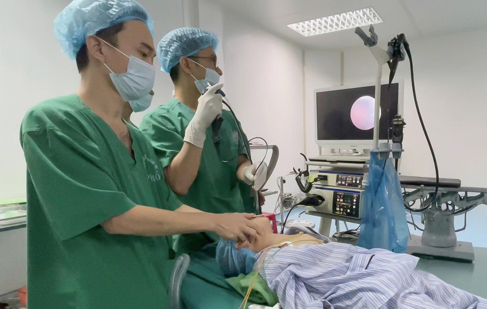 Kim chọc tủy bất ngờ rơi xuống đường thở bé 3 tuổi- Ảnh 2.