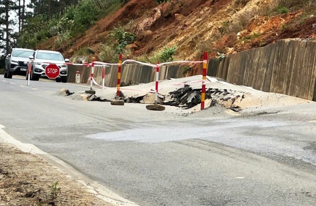 Mặt đường Quốc lộ 24 bất ngờ 'đội sàn' hơn 1m, nứt dài 100m- Ảnh 1.