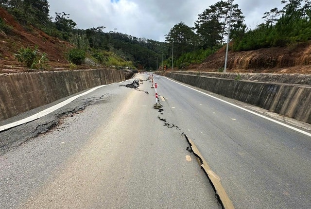 Mặt đường Quốc lộ 24 bất ngờ 'đội sàn' hơn 1m, nứt dài 100m- Ảnh 2.