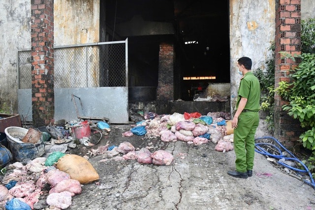 Phát hiện công nhân đang chế biến mỡ động vật trong khu nghĩa trang- Ảnh 1. Phát hiện công nhân đang chế biến mỡ động vật trong khu nghĩa trang- Ảnh 1.