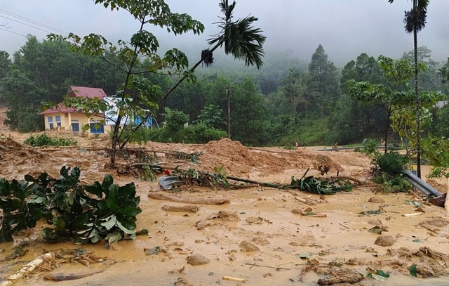 Vì sao ngọn núi ở Đà Nẵng sạt lở kinh hoàng dù trời nắng ráo?- Ảnh 2. Vì sao ngọn núi ở Đà Nẵng sạt lở kinh hoàng dù trời nắng ráo?- Ảnh 2.