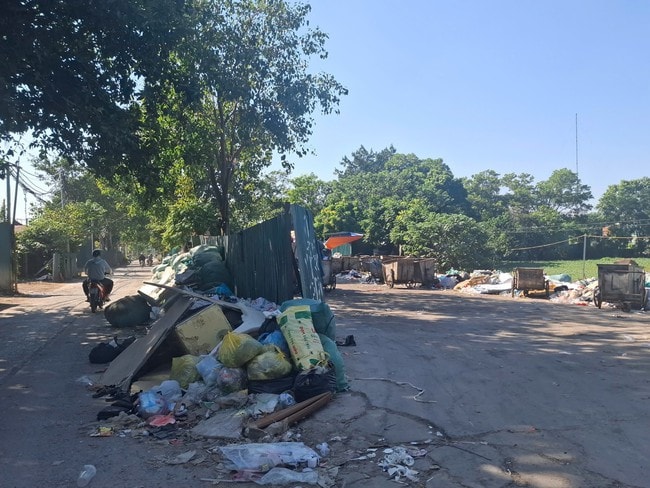 Hà Nội: Rác thải chất đống bên đường do phí thu quá thấp? - Ảnh 3.