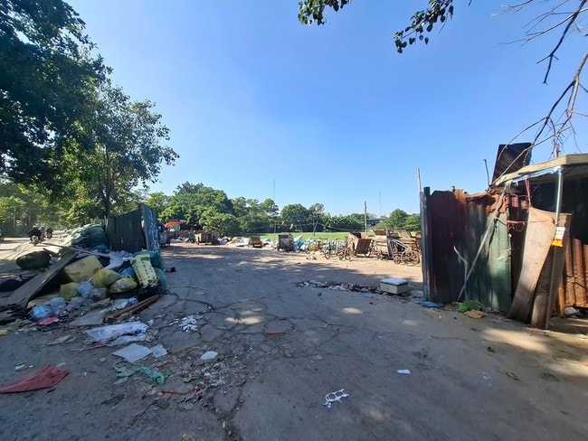 Hà Nội: Rác thải chất đống bên đường do phí thu quá thấp? - Ảnh 5.