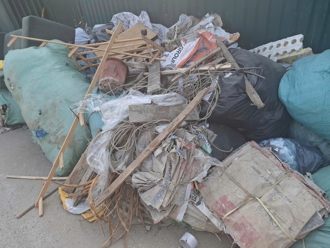 Hà Nội: Rác thải chất đống bên đường do phí thu quá thấp? - Ảnh 4.