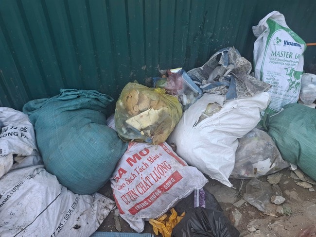 Hà Nội: Rác thải chất đống bên đường do phí thu quá thấp? - Ảnh 2.