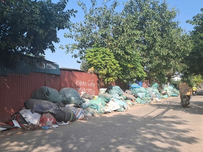 Hà Nội: Rác thải chất đống bên đường do phí thu quá thấp? - Ảnh 1.
