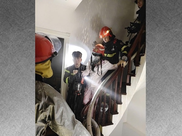 Cháy nhà cao tầng trên phố Trung Kính, Hà Nội - Ảnh 2. Cháy nhà cao tầng trên phố Trung Kính, Hà Nội - Ảnh 2.