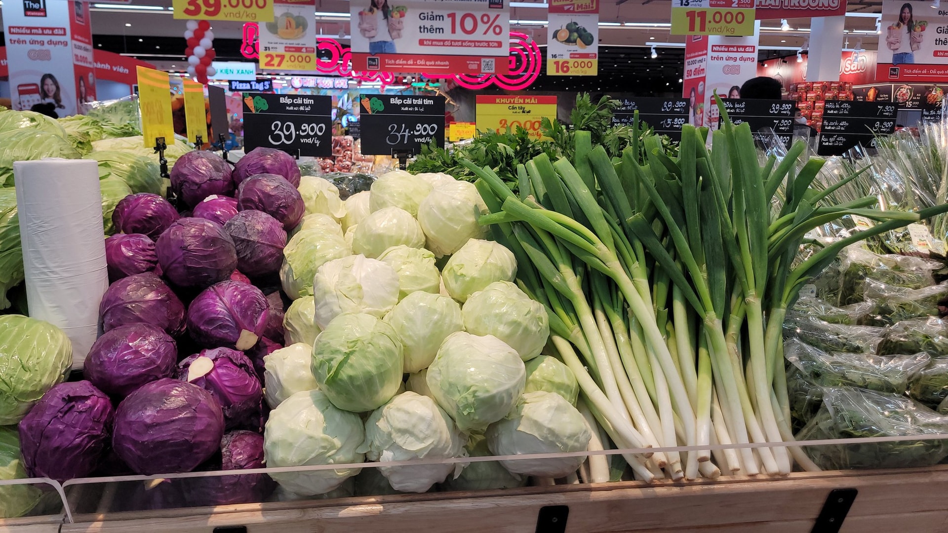 Giá rau 'phi mã' sau bão, bữa cơm gia đình Thủ đô chịu áp lực nặng nề- Ảnh 3.