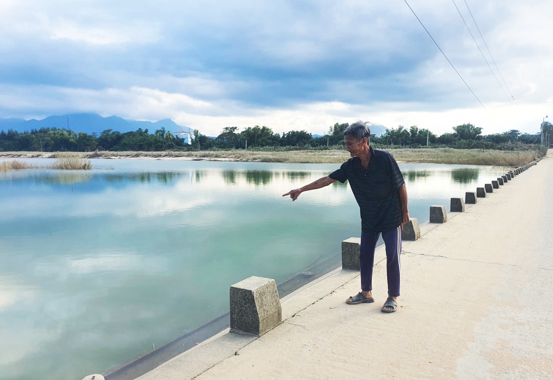 Bao năm lụy đò, người dân 'ốc đảo' đếm từng ngày chờ cầu mới- Ảnh 2. Bao năm lụy đò, người dân 'ốc đảo' đếm từng ngày chờ cầu mới- Ảnh 2.