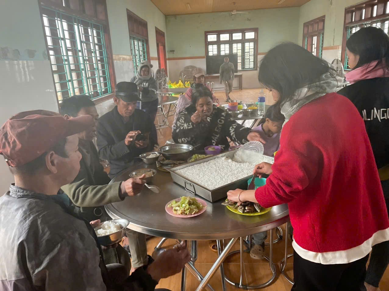 Nguy cơ tái sạt lở, tiếp tục di dời gần 200 người đến nơi an toàn- Ảnh 3.