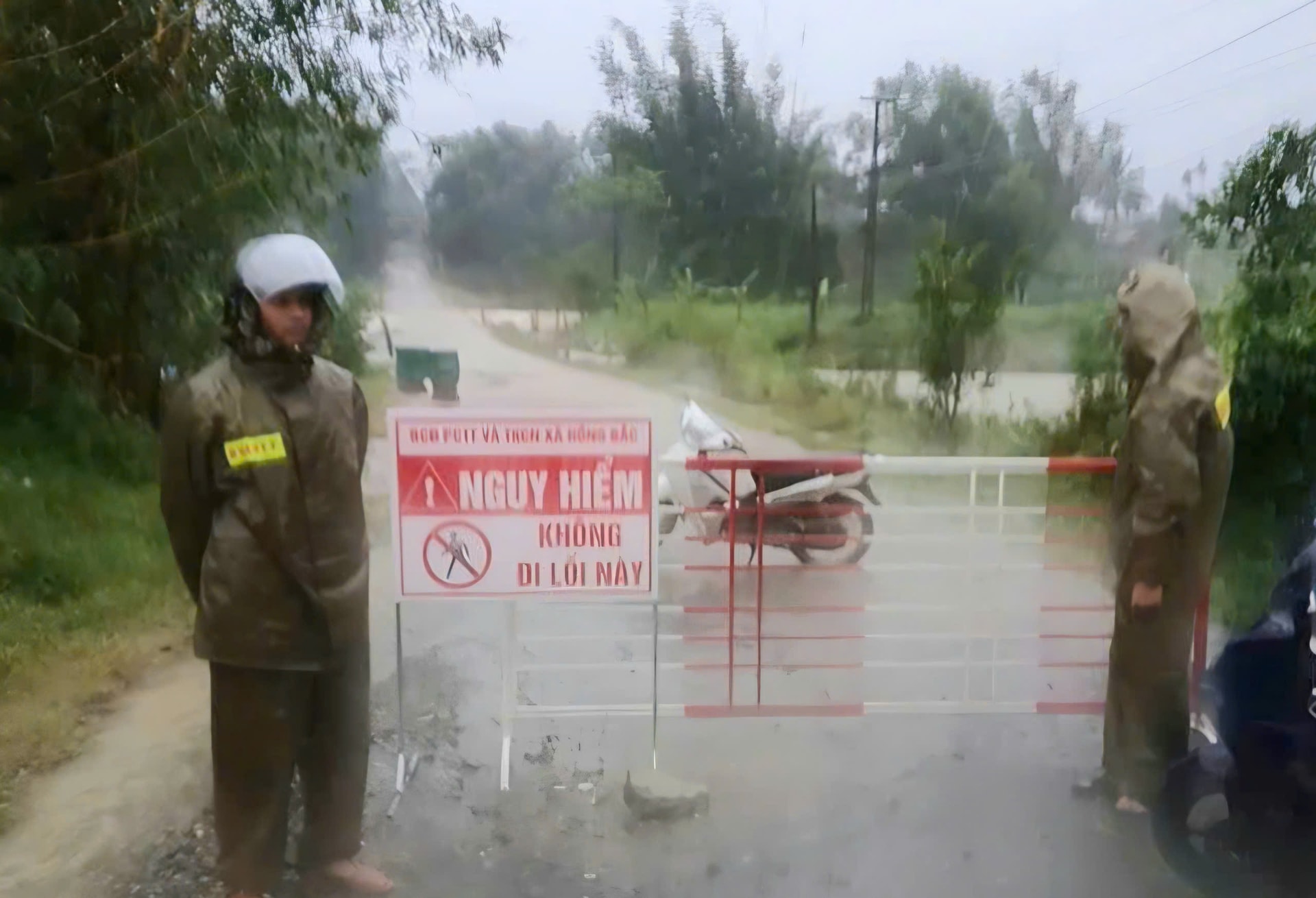 Mưa lớn ở miền núi Huế gây sạt lở đường, xe máy bị cuốn trôi khi qua tràn- Ảnh 2. Mưa lớn ở miền núi Huế gây sạt lở đường, xe máy bị cuốn trôi khi qua tràn- Ảnh 2.