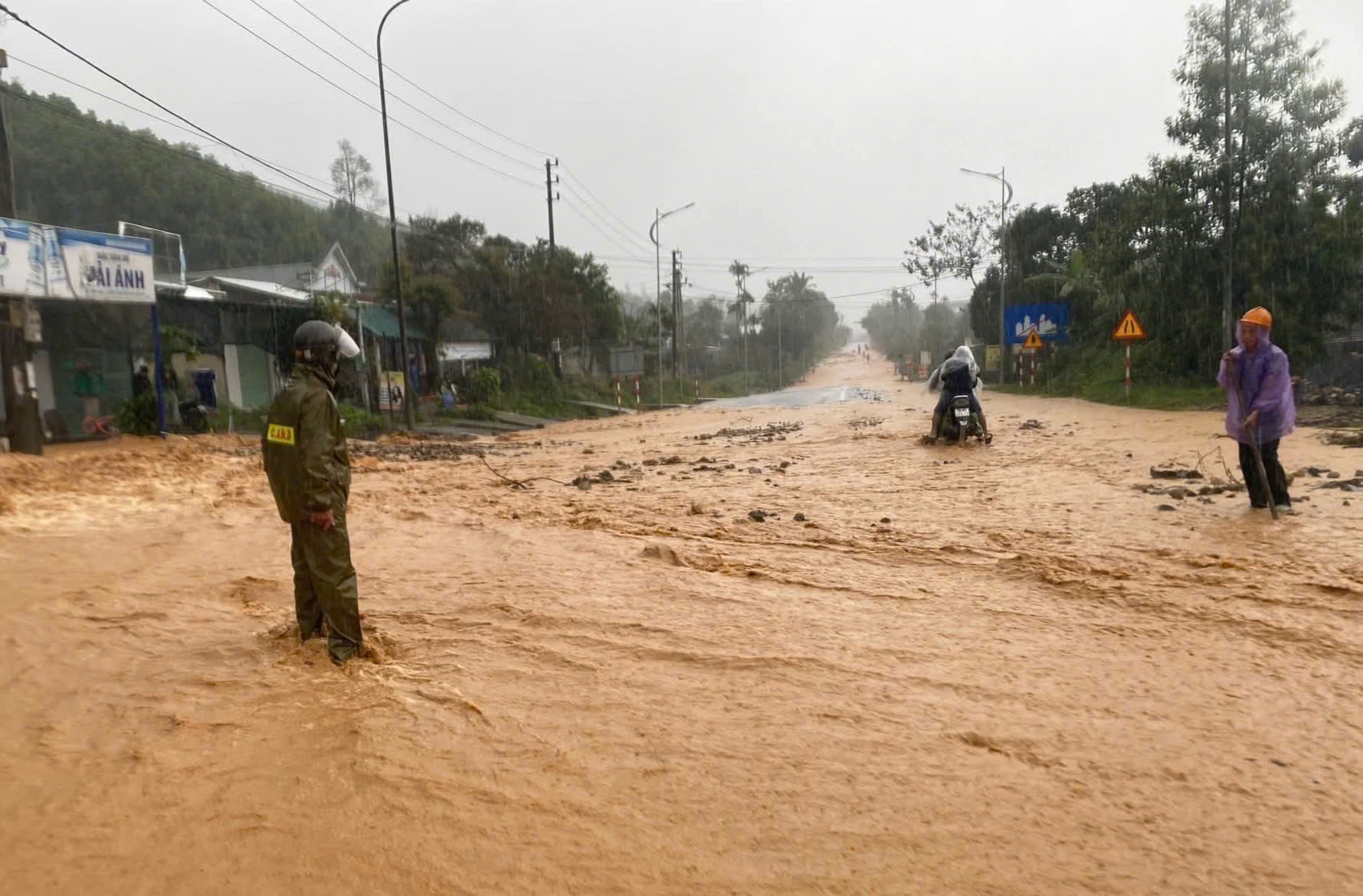 Mưa lớn ở miền núi Huế gây sạt lở đường, xe máy bị cuốn trôi khi qua tràn- Ảnh 1. Mưa lớn ở miền núi Huế gây sạt lở đường, xe máy bị cuốn trôi khi qua tràn- Ảnh 1.