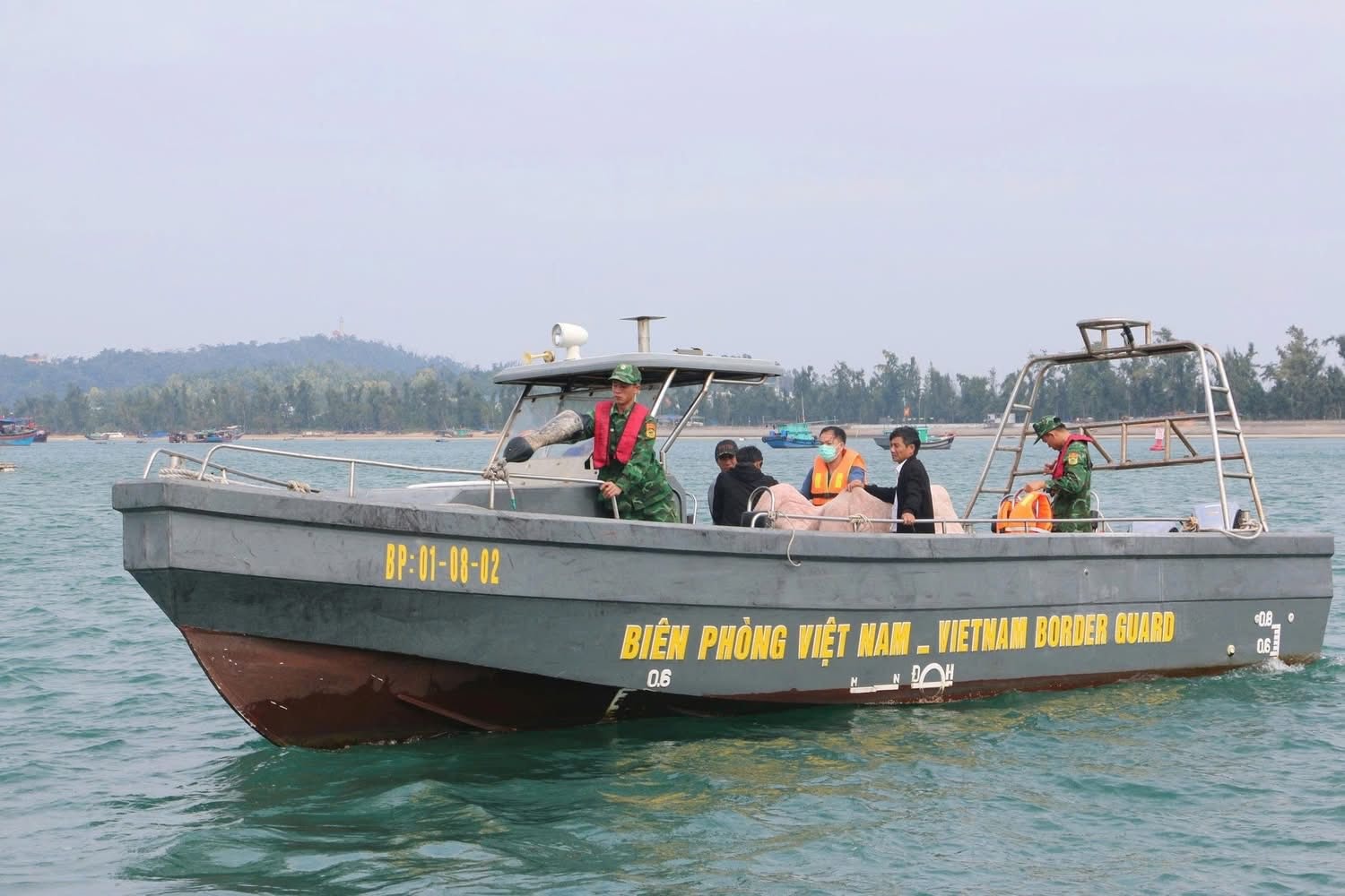 Vượt sóng lớn giữa biển chuyển bệnh nhân đột quỵ vào đất liền cấp cứu- Ảnh 1. Vượt sóng lớn giữa biển chuyển bệnh nhân đột quỵ vào đất liền cấp cứu- Ảnh 1.