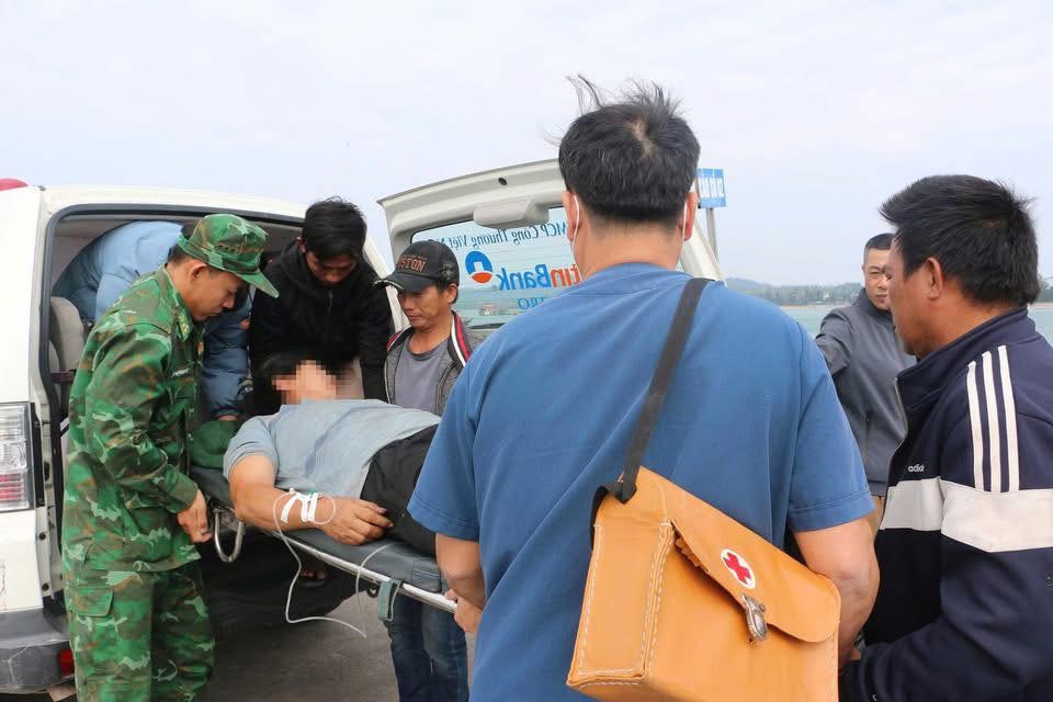 Vượt sóng lớn giữa biển chuyển bệnh nhân đột quỵ vào đất liền cấp cứu- Ảnh 2. Vượt sóng lớn giữa biển chuyển bệnh nhân đột quỵ vào đất liền cấp cứu- Ảnh 2.