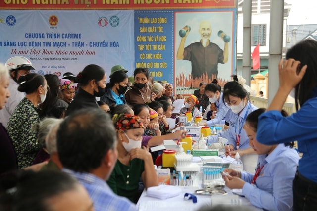 Thứ trưởng Bộ Y tế tham dự chương trình khám bệnh và tặng quà tại Nghệ An- Ảnh 20.