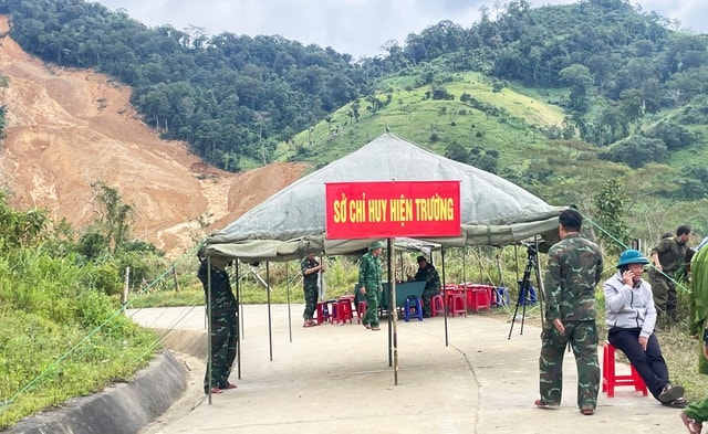 Đội mưa, lội bùn tìm 3 người mất tích trong vụ sạt lở kinh hoàng ở vùng cao Đà Nẵng- Ảnh 1. Đội mưa, lội bùn tìm 3 người mất tích trong vụ sạt lở kinh hoàng ở vùng cao Đà Nẵng- Ảnh 1.