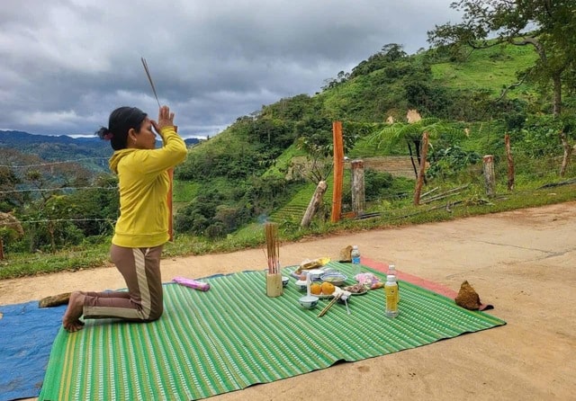 Đội mưa, lội bùn tìm 3 người mất tích trong vụ sạt lở kinh hoàng ở vùng cao Đà Nẵng- Ảnh 10. Đội mưa, lội bùn tìm 3 người mất tích trong vụ sạt lở kinh hoàng ở vùng cao Đà Nẵng- Ảnh 10.