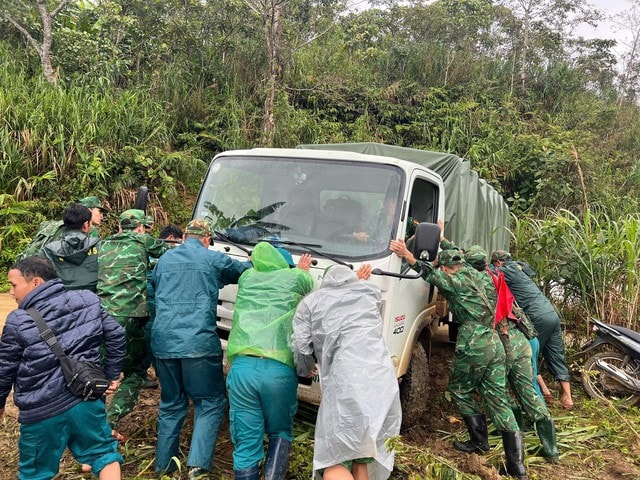 Đội mưa, lội bùn tìm 3 người mất tích trong vụ sạt lở kinh hoàng ở vùng cao Đà Nẵng- Ảnh 4. Đội mưa, lội bùn tìm 3 người mất tích trong vụ sạt lở kinh hoàng ở vùng cao Đà Nẵng- Ảnh 4.