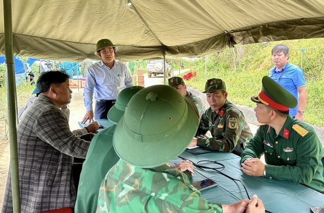 Đội mưa, lội bùn tìm 3 người mất tích trong vụ sạt lở kinh hoàng ở vùng cao Đà Nẵng- Ảnh 6. Đội mưa, lội bùn tìm 3 người mất tích trong vụ sạt lở kinh hoàng ở vùng cao Đà Nẵng- Ảnh 6.