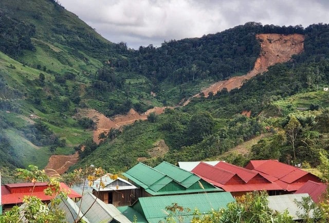 Đội mưa, lội bùn tìm 3 người mất tích trong vụ sạt lở kinh hoàng ở vùng cao Đà Nẵng- Ảnh 8. Đội mưa, lội bùn tìm 3 người mất tích trong vụ sạt lở kinh hoàng ở vùng cao Đà Nẵng- Ảnh 8.