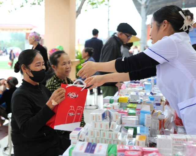 Thứ trưởng Bộ Y tế tham dự chương trình khám bệnh và tặng quà tại Nghệ An- Ảnh 16.