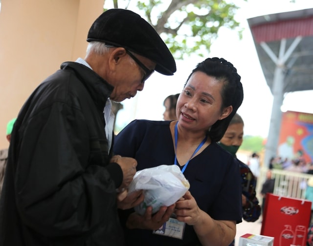 Thứ trưởng Bộ Y tế tham dự chương trình khám bệnh và tặng quà tại Nghệ An- Ảnh 17.