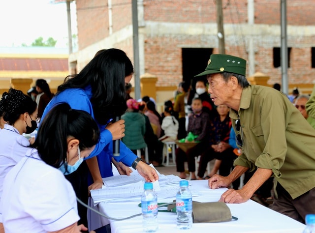 Thứ trưởng Bộ Y tế tham dự chương trình khám bệnh và tặng quà tại Nghệ An- Ảnh 14.