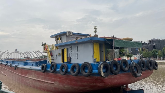 Hải Phòng: Sà lan đâm gẫy nhiều cột đèn đường trên sông Tam Bạc- Ảnh 2. Hải Phòng: Sà lan đâm gẫy nhiều cột đèn đường trên sông Tam Bạc- Ảnh 2.