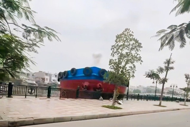 Hải Phòng: Sà lan đâm gẫy nhiều cột đèn đường trên sông Tam Bạc- Ảnh 1. Hải Phòng: Sà lan đâm gẫy nhiều cột đèn đường trên sông Tam Bạc- Ảnh 1.