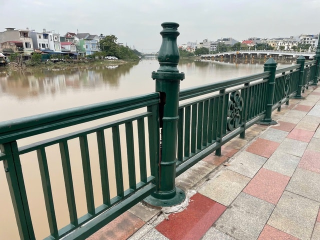 Hải Phòng: Sà lan đâm gẫy nhiều cột đèn đường trên sông Tam Bạc- Ảnh 3. Hải Phòng: Sà lan đâm gẫy nhiều cột đèn đường trên sông Tam Bạc- Ảnh 3.