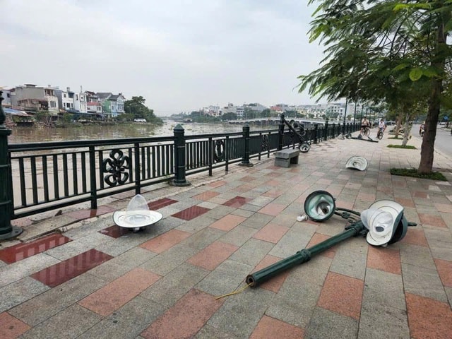 Hải Phòng: Sà lan đâm gẫy nhiều cột đèn đường trên sông Tam Bạc- Ảnh 4. Hải Phòng: Sà lan đâm gẫy nhiều cột đèn đường trên sông Tam Bạc- Ảnh 4.