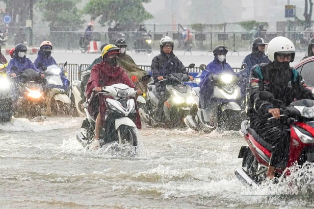 Đợt mưa lớn ở miền Trung có thể cao hơn dự báo- Ảnh 2. Đợt mưa lớn ở miền Trung có thể cao hơn dự báo- Ảnh 2.