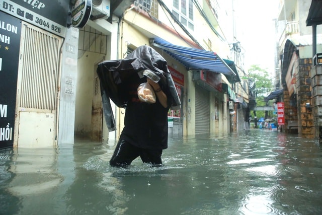 Đợt mưa lớn xối xả ở miền Trung kéo dài đến khi nào?- Ảnh 2. Đợt mưa lớn xối xả ở miền Trung kéo dài đến khi nào?- Ảnh 2.