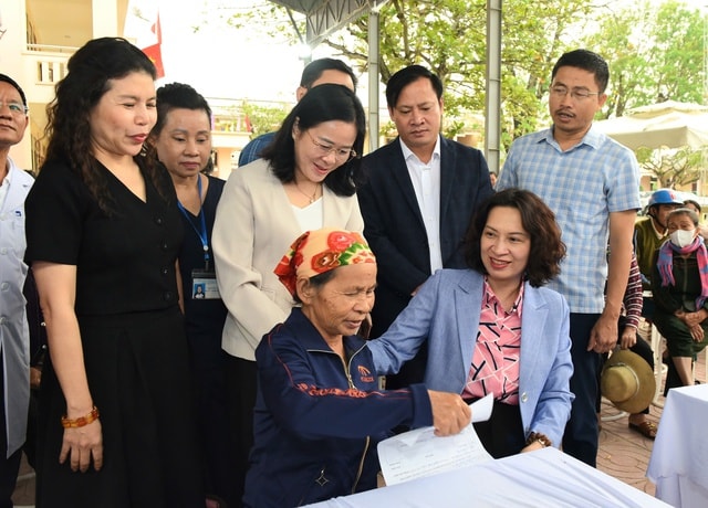 Thứ trưởng Bộ Y tế tham dự chương trình khám bệnh và tặng quà tại Nghệ An- Ảnh 2.