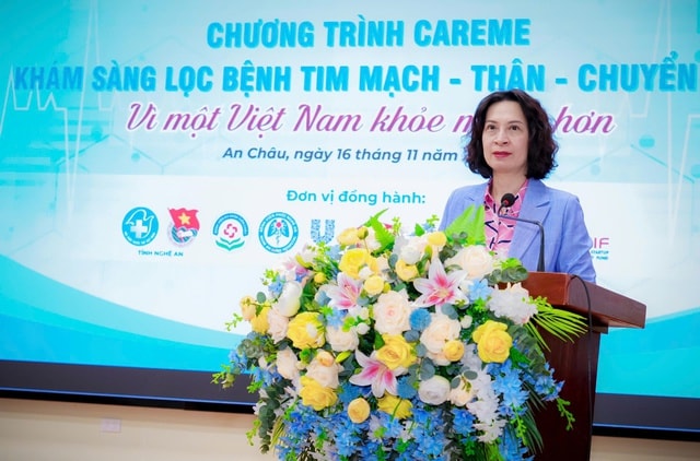 Thứ trưởng Bộ Y tế tham dự chương trình khám bệnh và tặng quà tại Nghệ An- Ảnh 1.