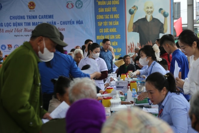Thứ trưởng Bộ Y tế tham dự chương trình khám bệnh và tặng quà tại Nghệ An- Ảnh 5.