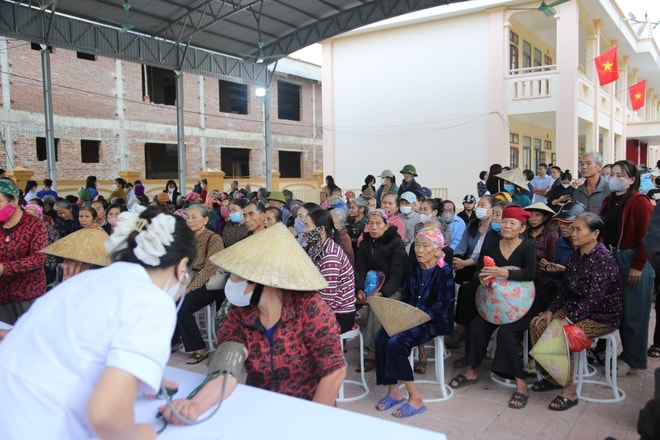 Thứ trưởng Bộ Y tế tham dự chương trình khám bệnh và tặng quà tại Nghệ An- Ảnh 4.