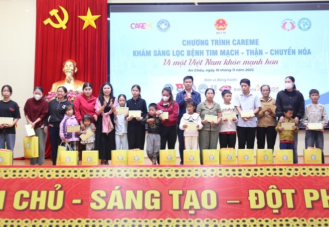 Thứ trưởng Bộ Y tế tham dự chương trình khám bệnh và tặng quà tại Nghệ An- Ảnh 8.