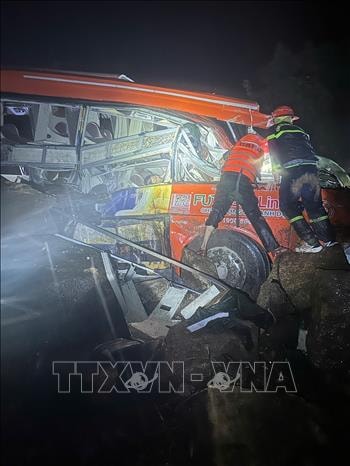 Khánh Hòa: Sạt lở đèo Khánh Lê và đèo Khánh Sơn khiến nhiều người bị vùi lấp- Ảnh 2. Khánh Hòa: Sạt lở đèo Khánh Lê và đèo Khánh Sơn khiến nhiều người bị vùi lấp- Ảnh 2.