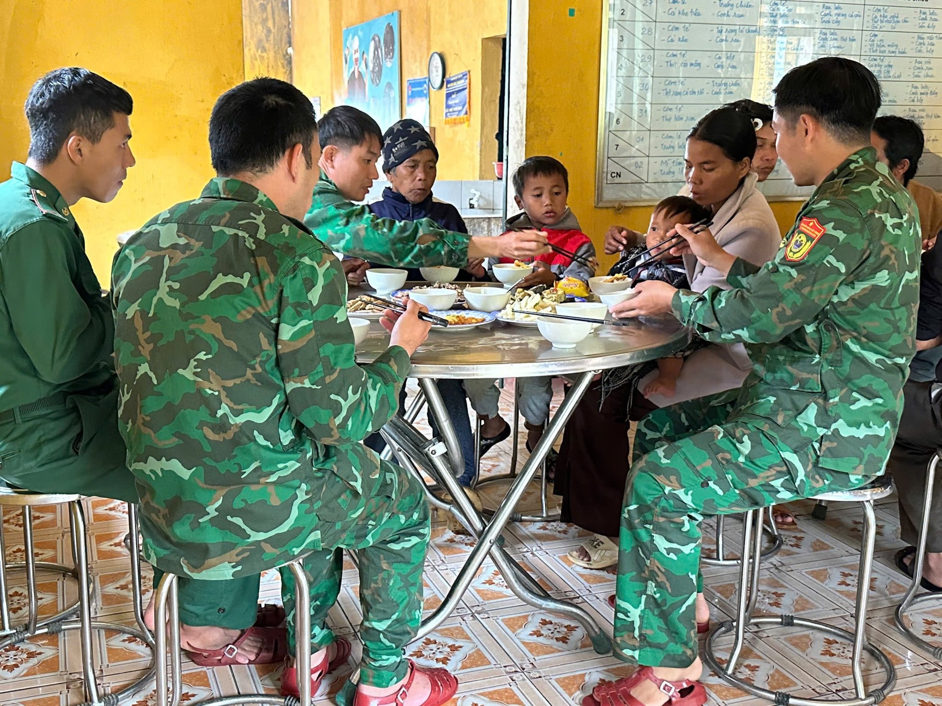 Đồn Biên phòng nhận đỡ đầu 2 bé có cha mẹ mất tích trong sạt lở đất- Ảnh 2. Đồn Biên phòng nhận đỡ đầu 2 bé có cha mẹ mất tích trong sạt lở đất- Ảnh 2.