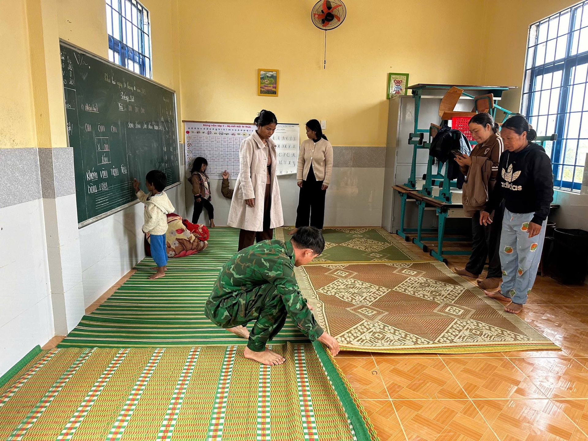 Đồn Biên phòng nhận đỡ đầu 2 bé có cha mẹ mất tích trong sạt lở đất- Ảnh 3. Đồn Biên phòng nhận đỡ đầu 2 bé có cha mẹ mất tích trong sạt lở đất- Ảnh 3.