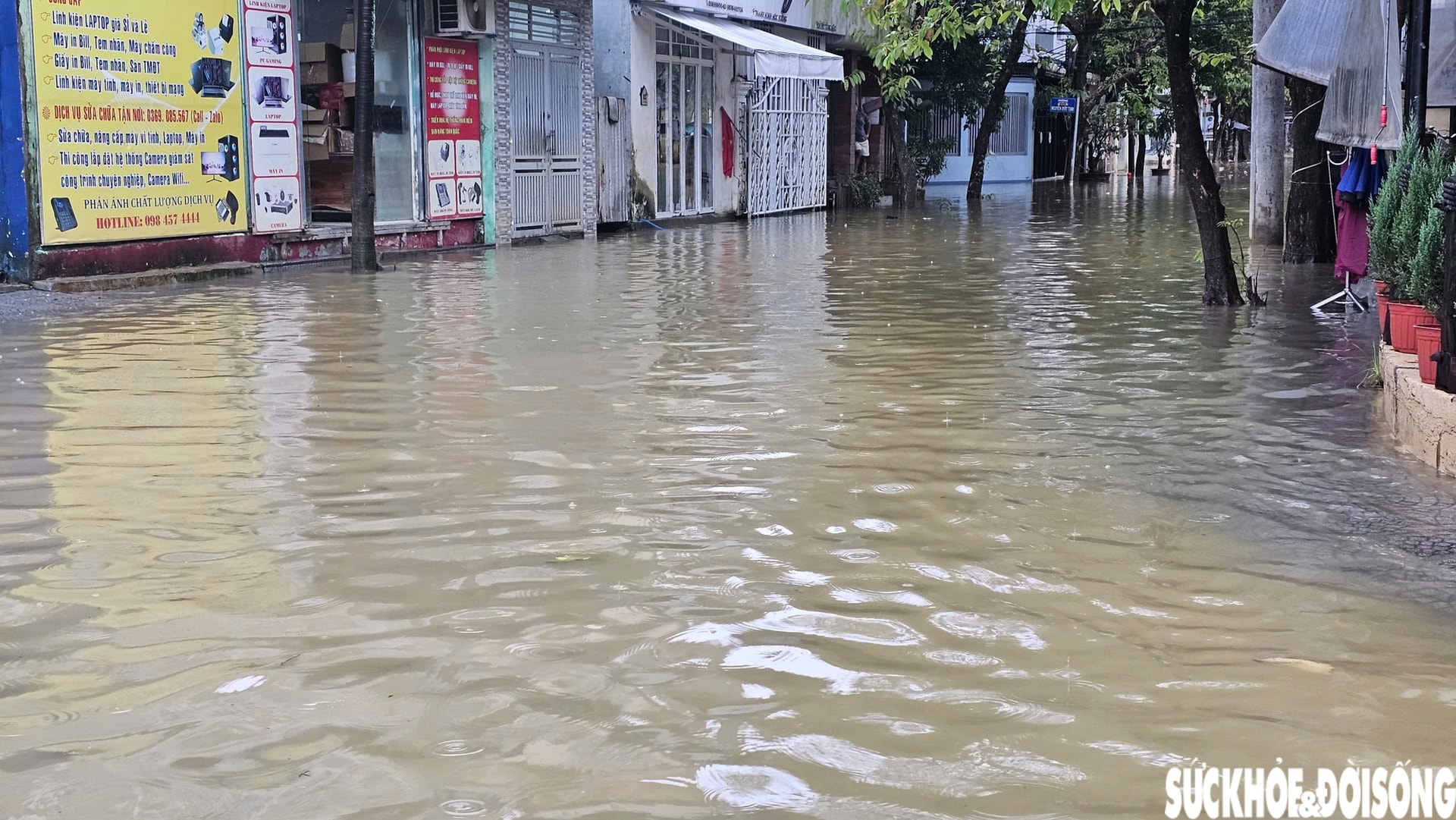 Huế lại ngập, người dân hối hả đưa ô tô, xe máy lên cao phòng lũ lần 4- Ảnh 3.