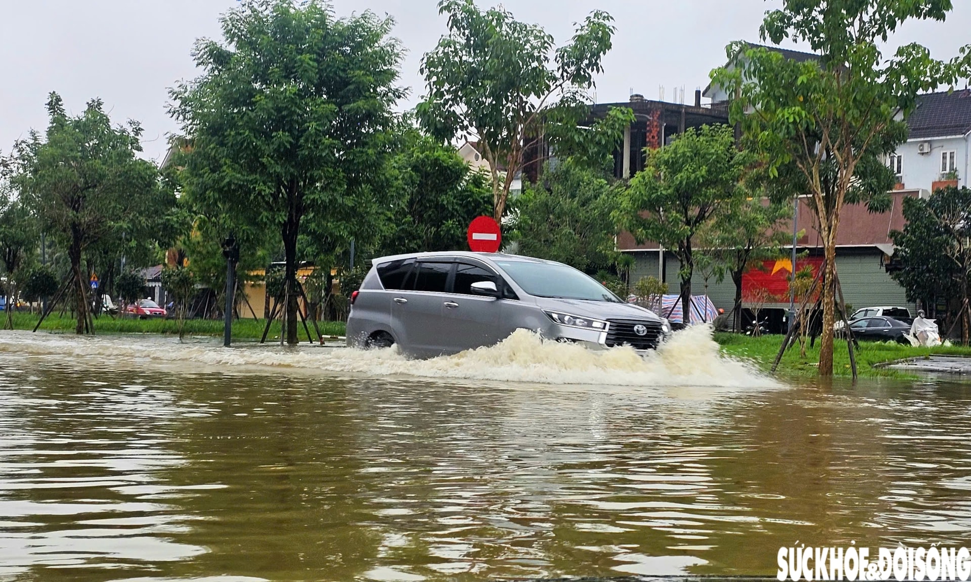 Huế lại ngập, người dân hối hả đưa ô tô, xe máy lên cao phòng lũ lần 4- Ảnh 6.